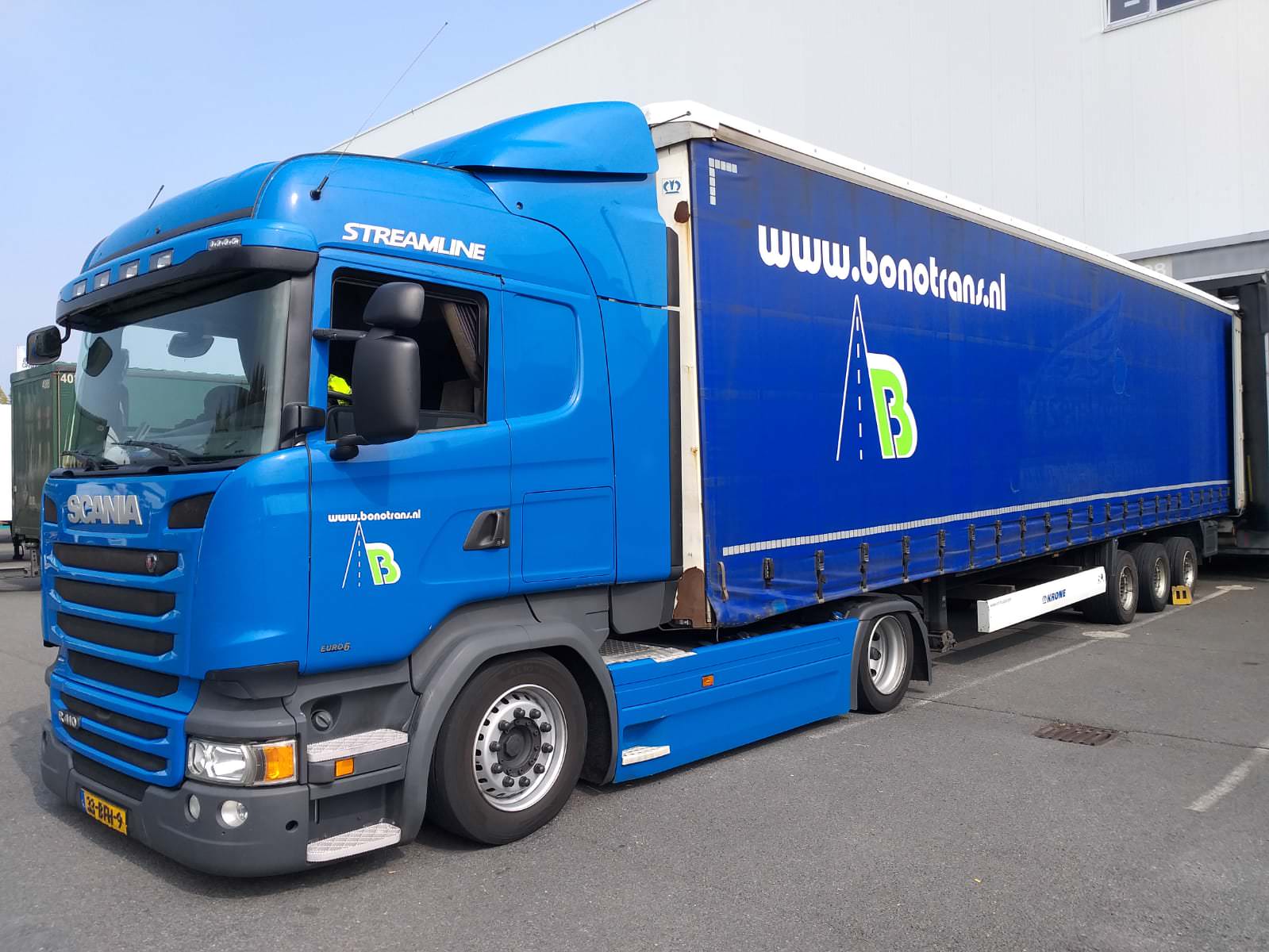 Trekker-oplegger combinatie onderweg