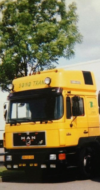 De eerste Bonotrans-truck uit 1993, een gele MAN