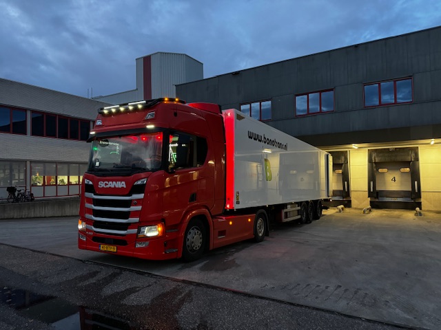 Rode Scania met Bonotrans-oplegger voor laaddock 4
