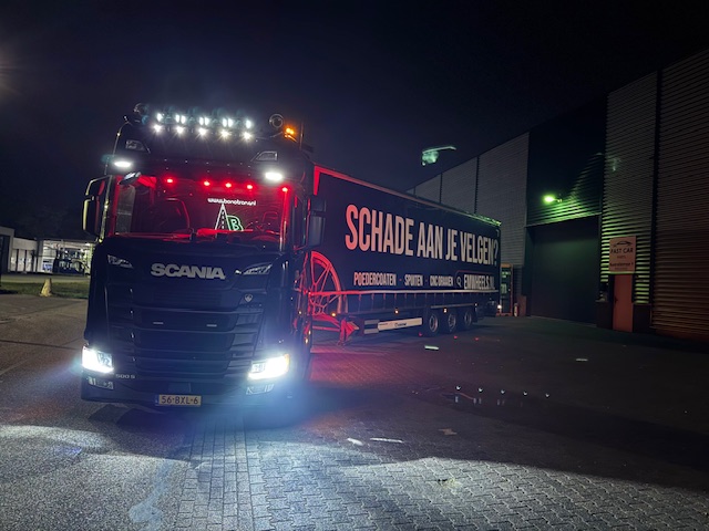 Zwarte Bonotrans-Scania bij een laadperron in de nacht