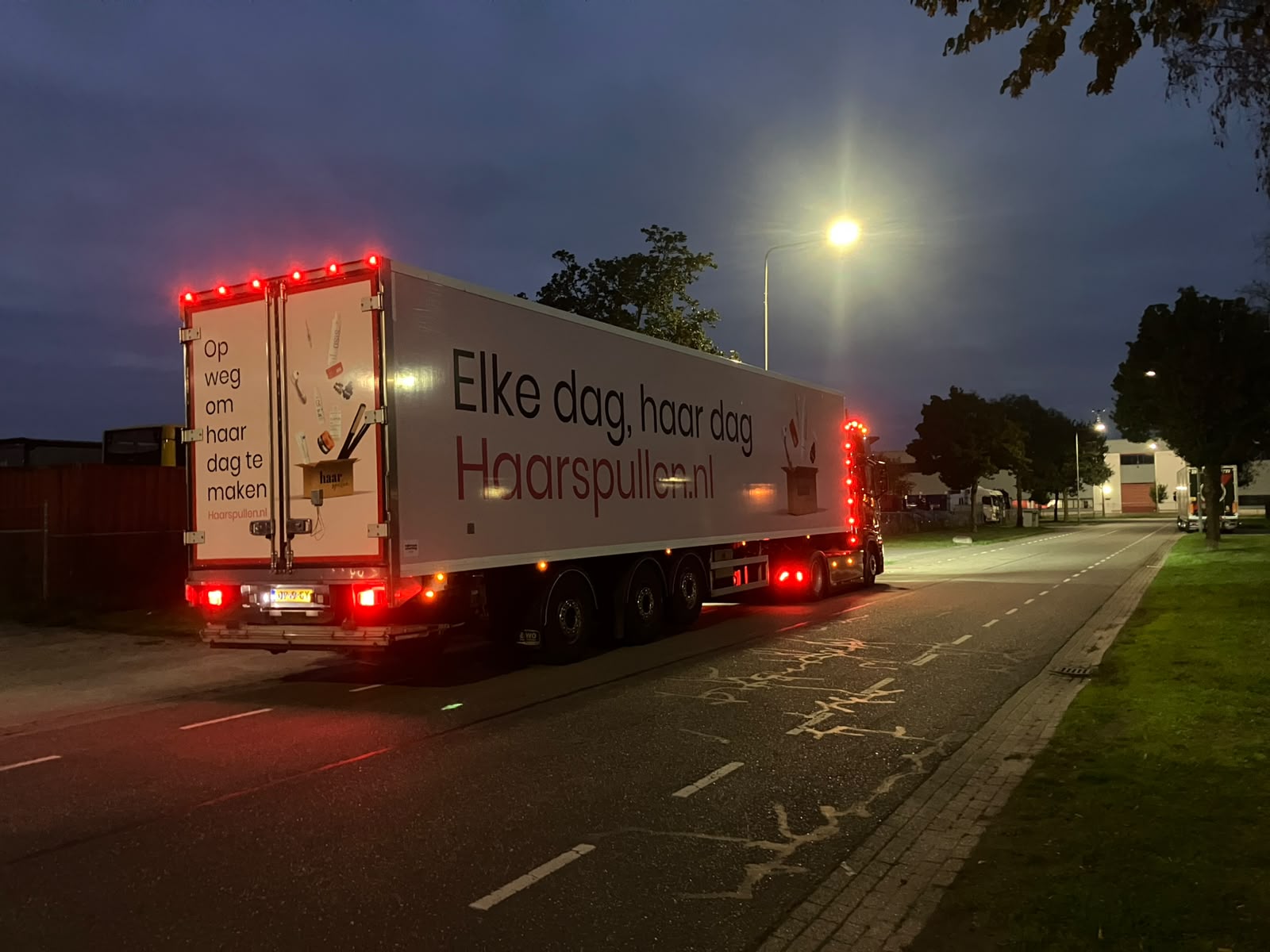Koeloplegger met Scania in de avondschemering op een bedrijventerrein