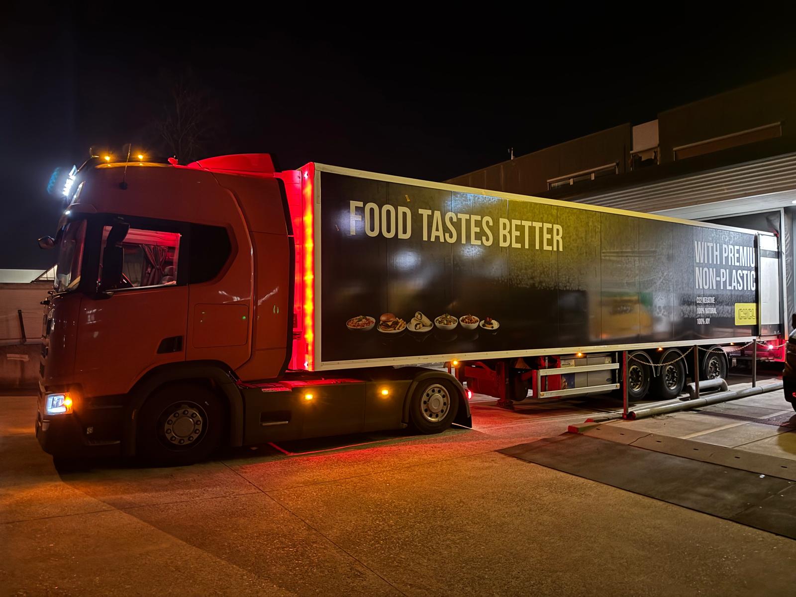 Scania met koeloplegger bij een laaddock in de nacht